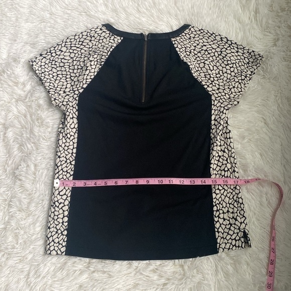 Banana republic short sleeve black-and-white printed top. Size medium. - Picture 7 of 8